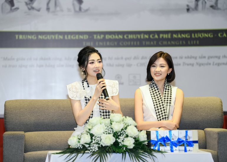 Á hậu Tú Anh và diễn viên Lương Thanh chia sẻ trong chương trình Hành trình từ Trái tim tại Hà Nội