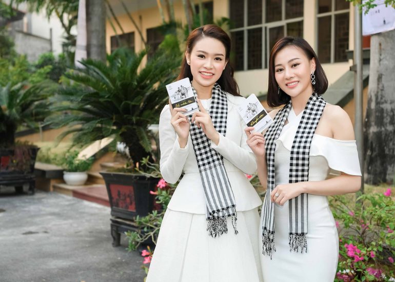 Diễn viên Phương Oanh, người đẹp Phùng Bảo Ngọc Vân trong buổi giao lưu, tặng sách tại Đại học Nội vụ Hà Nội