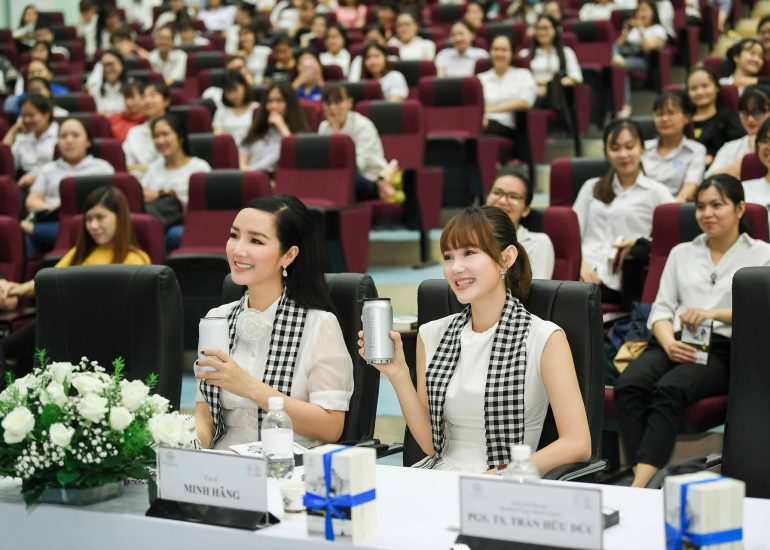 Hoa hậu Giáng My, ca sĩ Minh Hằng giao lưu tặng sách cho sinh viên trường Cao đẳng Y tế Bình Dương