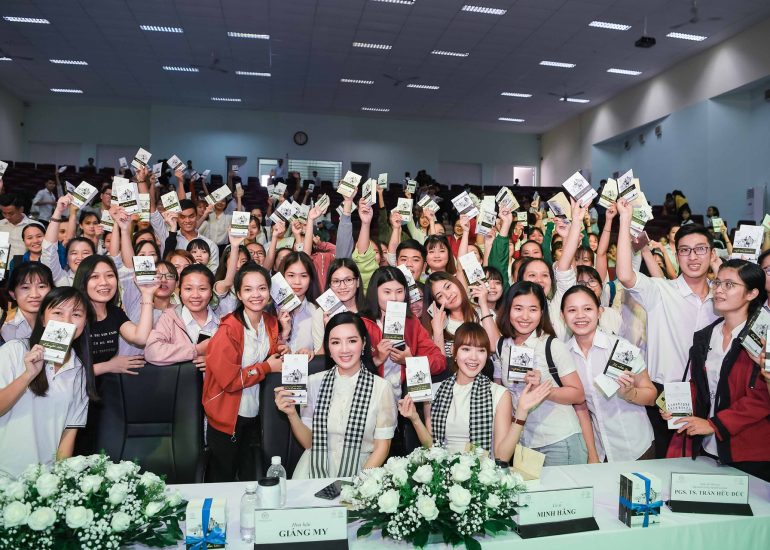 Hoa hậu Giáng My, ca sĩ Minh Hằng giao lưu tặng sách cho sinh viên trường Cao đẳng Y tế Bình Dương