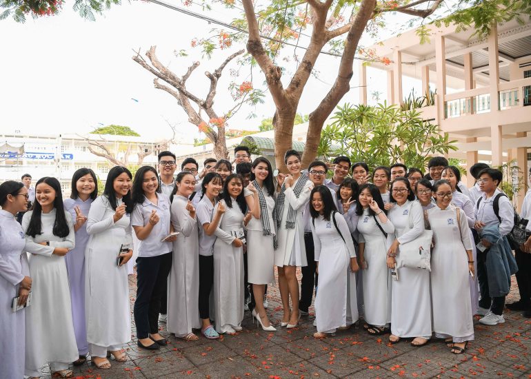 Hoa hậu Ngọc Hân, Á hậu Thúy An giao lưu tặng sách cho học sinh trường THPT Vũng Tàu