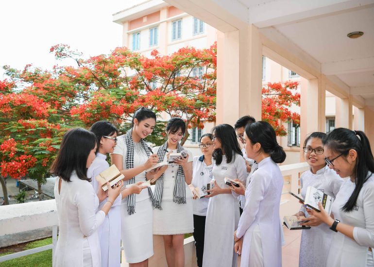 Hoa hậu Ngọc Hân, Á hậu Thúy An giao lưu tặng sách cho học sinh trường THPT Vũng Tàu