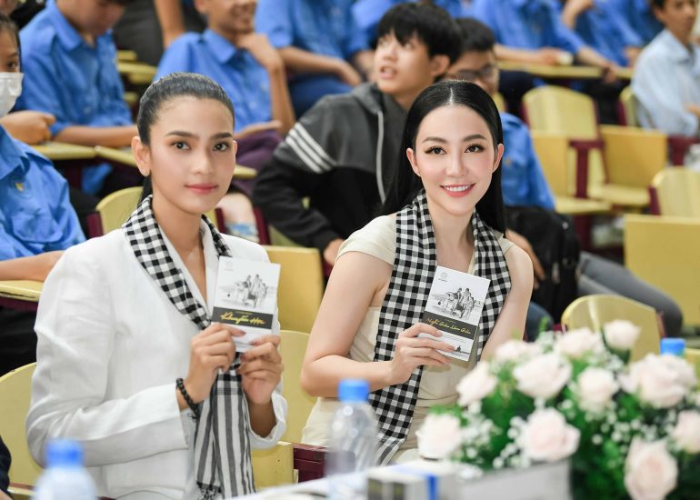 Á hậu Trương Thị May, diễn viên Linh Nga trao tặng sách quý đến sinh viên Trường Cao đẳng nghề Việt Nam - Singapore (Bình Dương)
