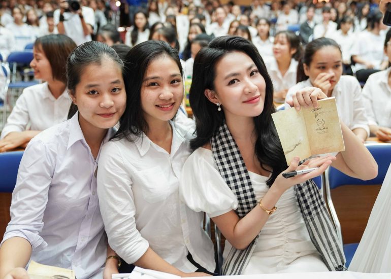 Diễn viên Minh Trang ký tặng sách quý cho sinh viên Đà Nẵng