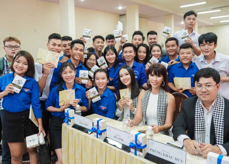 Siêu mẫu Hà Anh, Á hậu Thủy Tiên trong Hành trình trao tặng sách tại Trường cao đẳng Giao thông vận tải TW VI (TP.HCM)