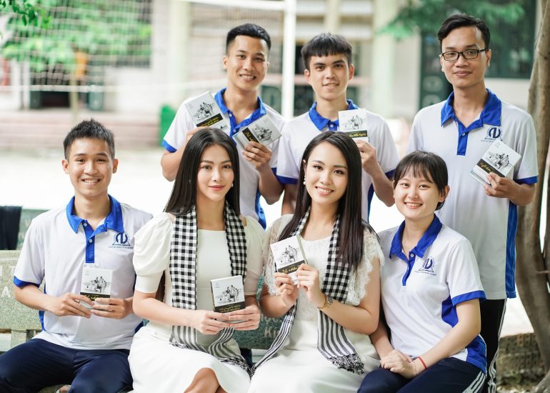 Hoa hậu Phương Khánh, Á hậu Thủy Tiên trao tặng những cuốn sách quý đến các bạn sinh viên trường ĐH Nội Vụ - Phân hiệu tại Hồ Chí Minh