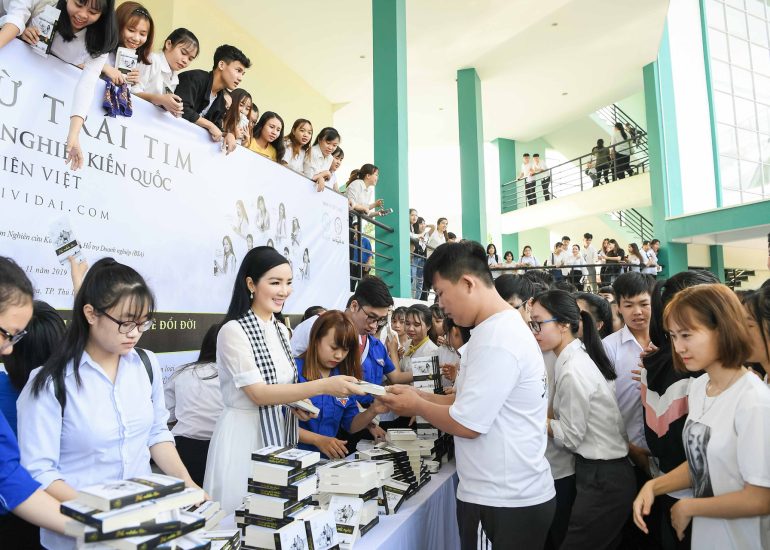 Hoa hậu Giáng My trao tặng sách quý cho sinh viên trường Cao đẳng Y tế Bình Dương