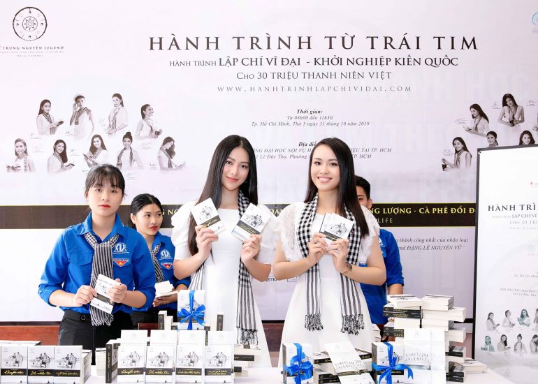 Hoa hậu Phương Khánh, Á hậu Thủy Tiên trao tặng những cuốn sách quý đến các bạn sinh viên trường ĐH Nội Vụ - Phân hiệu tại Hồ Chí Minh