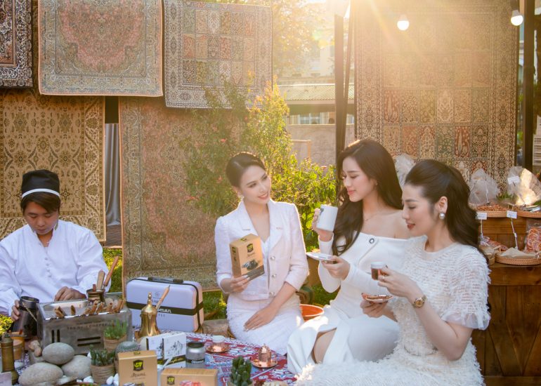 Á hậu Tú Anh trải nghiệm cà phê G7 Gold tại không gian trải nghiệm 3 nền văn minh cà phê tại Bảo tàng Lịch sử Quốc gia