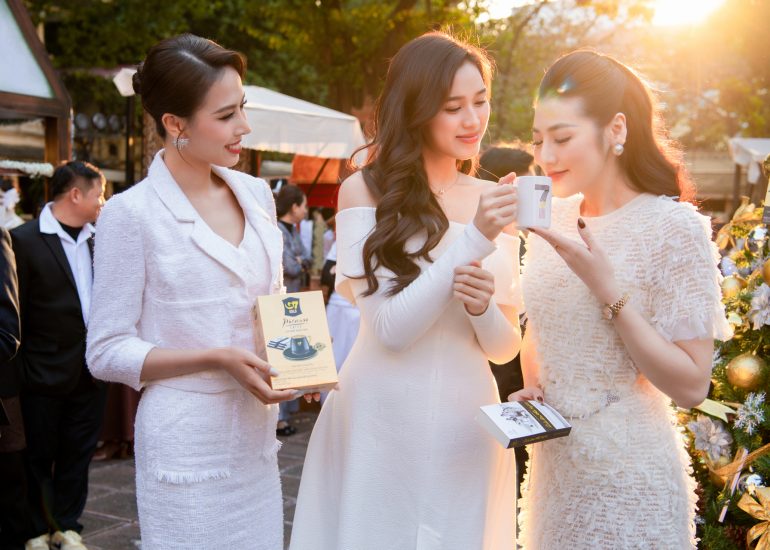 Hoa hậu Đỗ Hà, Á hậu Tú Anh và Á hậu Ngọc Hằng trải nghiệm cà phê G7 Gold tại không gian trải nghiệm 3 nền văn minh cà phê tại Bảo tàng Lịch sử Quốc gia