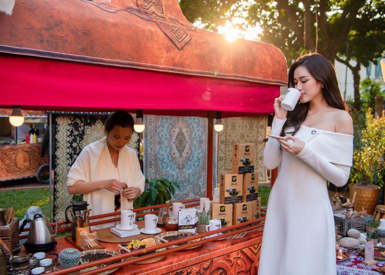 Hoa hậu Đỗ Hà trải nghiệm cà phê G7 Gold tại không gian trải nghiệm 3 nền văn minh cà phê tại Bảo tàng Lịch sử Quốc gia