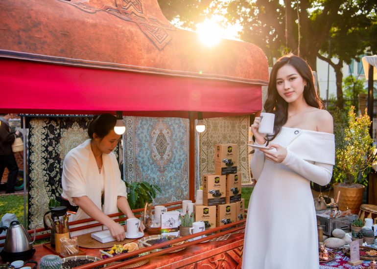 Hoa hậu Đỗ Hà trải nghiệm cà phê G7 Gold tại không gian trải nghiệm 3 nền văn minh cà phê tại Bảo tàng Lịch sử Quốc gia