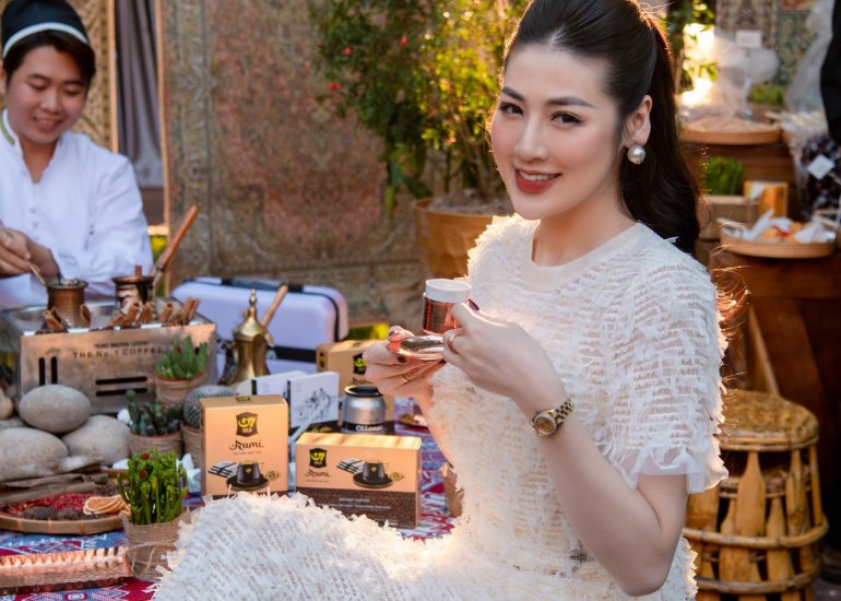 Á hậu Tú Anh trải nghiệm cà phê G7 Gold tại không gian trải nghiệm 3 nền văn minh cà phê tại Bảo tàng Lịch sử Quốc gia