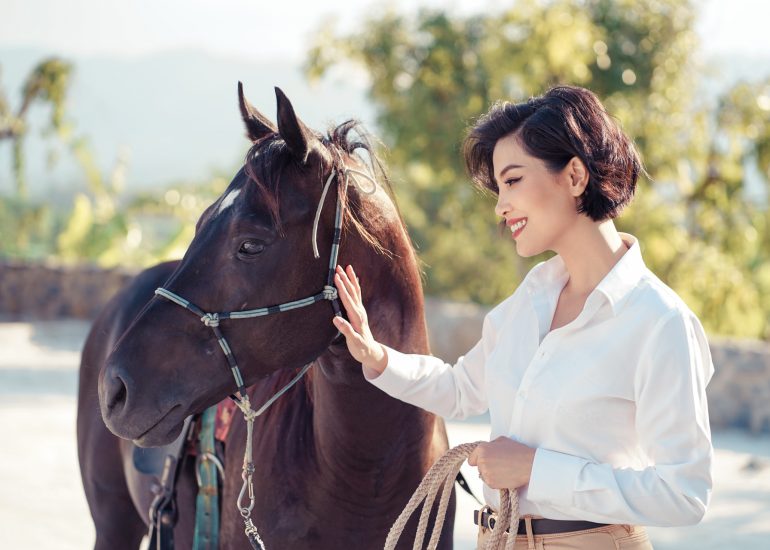 Cựu siêu mẫu Vũ Cẩm Nhung trải nghiệm Lối sống Tỉnh thức tại M'Drắk