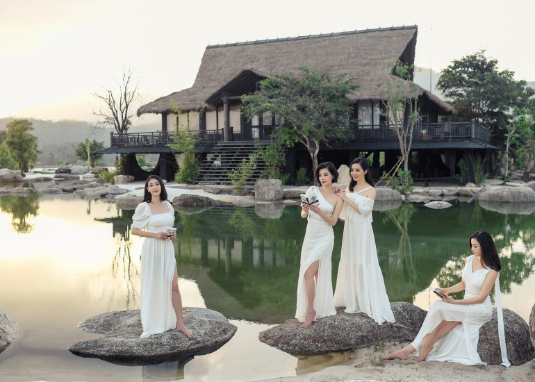 Hoa hậu Hà Kiều Anh, Hoa hậu Giáng My và cựu siêu mẫu Vũ Cẩm Nhung, MC Thanh Mai trải nghiệm Lối sống Tỉnh thức tại M'Drắk