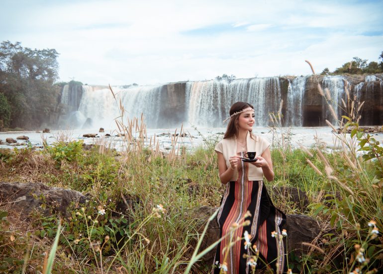 Hoa hậu Hòa bình Quốc tế 2023 Luciana Fuster trải nghiệm Lối sống Tỉnh thức tại Thác Dray Nur, Đắk Lắk