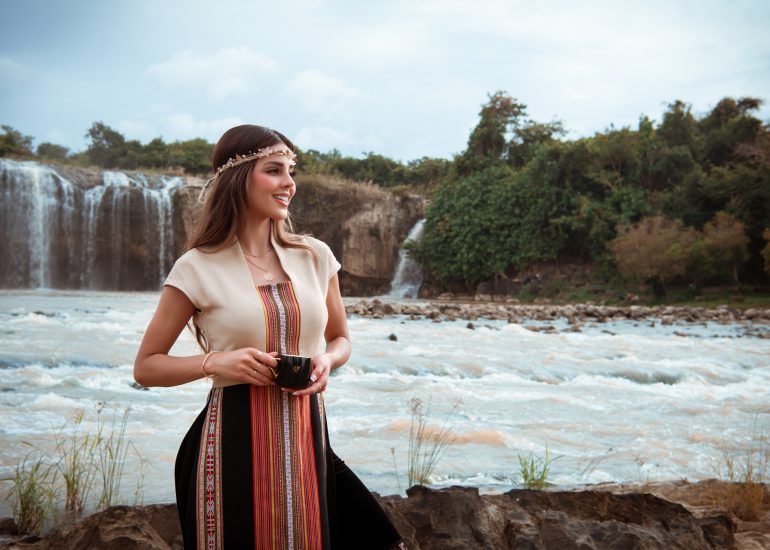 Hoa hậu Hòa bình Quốc tế 2023 Luciana Fuster trải nghiệm Lối sống Tỉnh thức tại Thác Dray Nur, Đắk Lắk