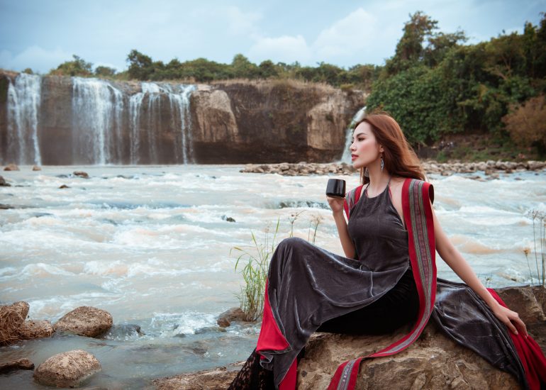 Á hậu Hoa hậu Hòa bình Quốc tế 2023 Lê Hoàng Phương trải nghiệm Lối sống Tỉnh thức tại Thác Dray Nur, Đắk Lắk