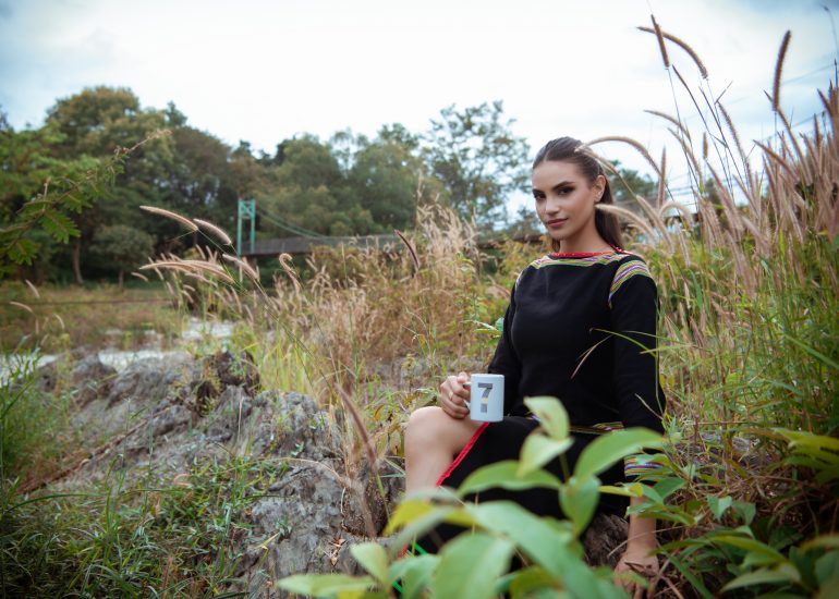 Á hậu Hoa hậu Hòa bình Quốc tế 2023 Skarxi Marte trải nghiệm Lối sống Tỉnh thức tại Thác Dray Nur, Đắk Lắk