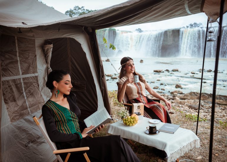 Hoa hậu Hòa bình Quốc tế 2023 Luciana Fuster và Á hậu Sthephanie Miranda trải nghiệm Lối sống Tỉnh thức tại Thác Dray Nur, Đắk Lắk