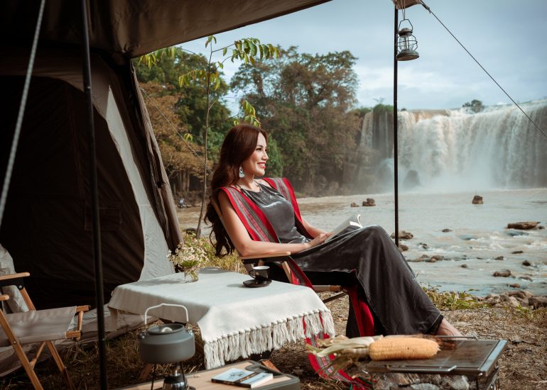 Á hậu Hoa hậu Hòa bình Quốc tế 2023 Lê Hoàng Phương trải nghiệm Lối sống Tỉnh thức tại Thác Dray Nur, Đắk Lắk